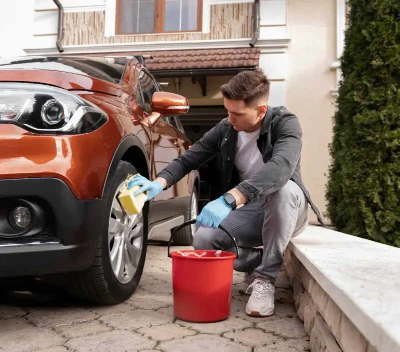 Lavage auto à domicile Ollé : professionnel intervenant sur un véhicule